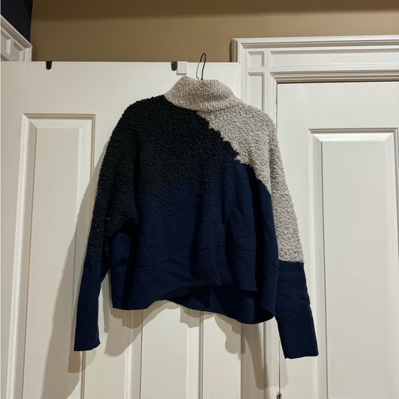 Lululemon Bundle (Leggings, Tops, Sweater) + Nike Shorts! - Picture 9 of 10